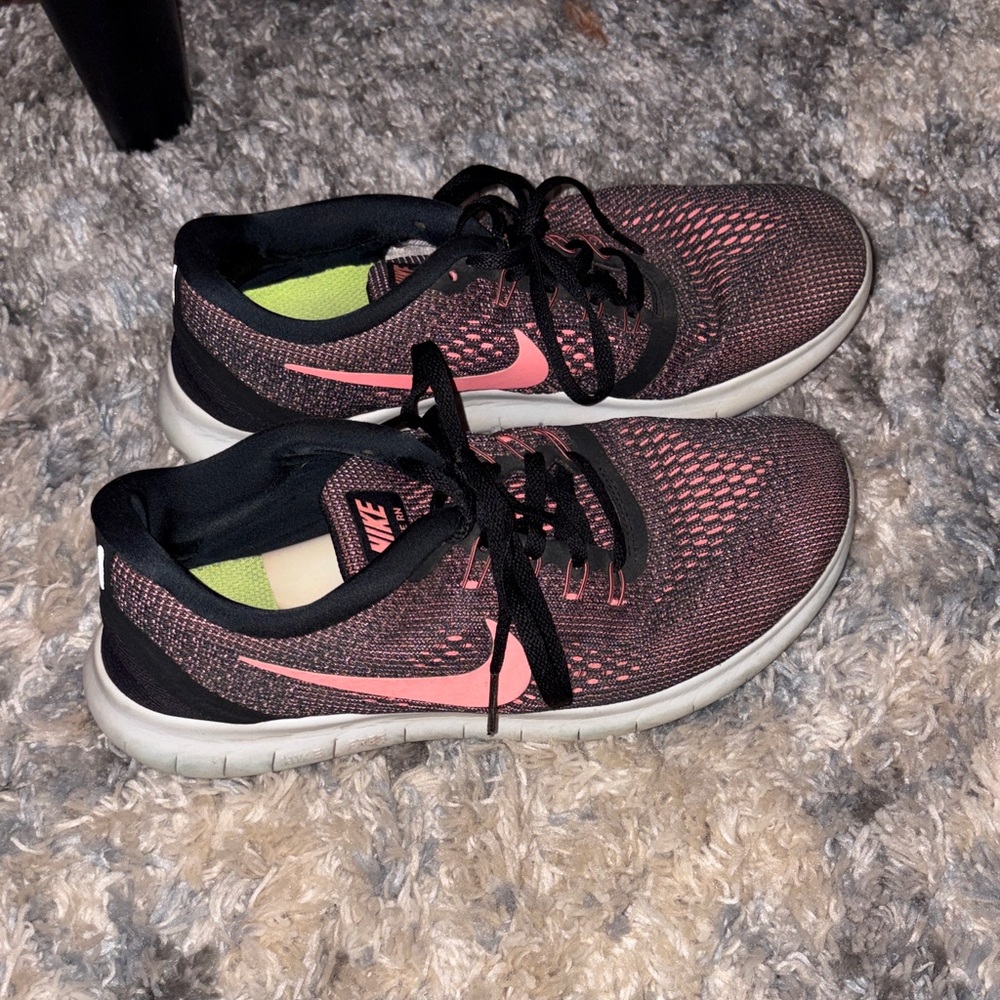 Nike Women's Black and Pink Sneakers